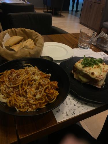 Φαγητό σε αυτό το διαμέρισμα ή κάπου εκεί κοντά