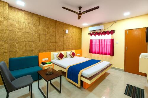 Postel nebo postele na pokoji v ubytování Subrata Sarkar Road Satva Coral Palace Suite Near Sea Beach - Lift -Free Parking ! Swimming- Pool - Best Prime Location