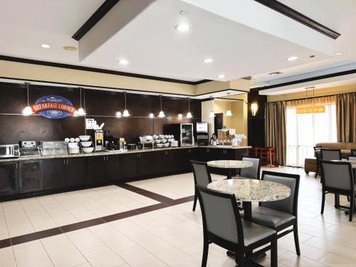 un ristorante con tavoli, sedie e un bancone di Baymont by Wyndham Jewett a Jewett