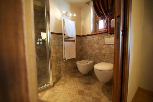 een kleine badkamer met toilet en douche bij A barma drola in Brusson