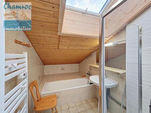 Koupelna v ubytování Appartement spacieux pour 6, La Chapelle-d'Abondance, animaux admis, parking - FR-1-692-1