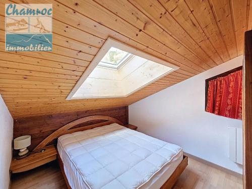 Postel nebo postele na pokoji v ubytování Appartement spacieux pour 6, La Chapelle-d'Abondance, animaux admis, parking - FR-1-692-1