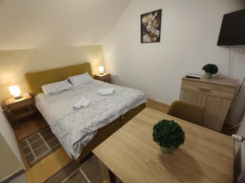 a small bedroom with a bed and a table at Apartman Stay 23 Studio - Free Parking in Smederevo