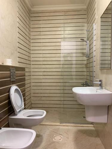 ein Badezimmer mit Toilette und Waschbecken in der Unterkunft dabouq 3bedroom near all services JRE in Amman