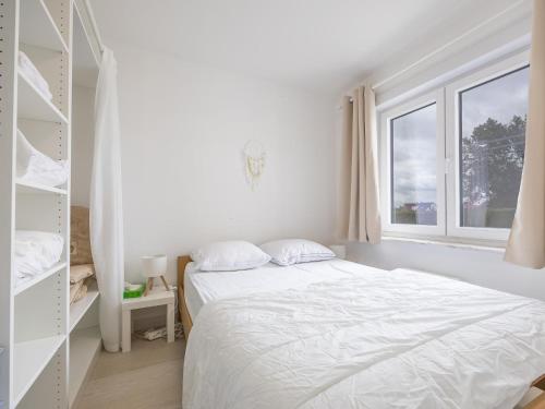 une chambre blanche avec un lit et une fenêtre dans l'établissement Green Garden blok 7 - 0002 box 134, à Miami Wijk