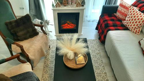 Et opholdsområde på Gelbe Koffer - Design-Maisonette in Schiffweiler - 2 Etagen - Self-Check-in - 2 Parkplätze - WLAN - Balkon & Garten - ruhig - Nähe See & Wald - bis 7 Pers