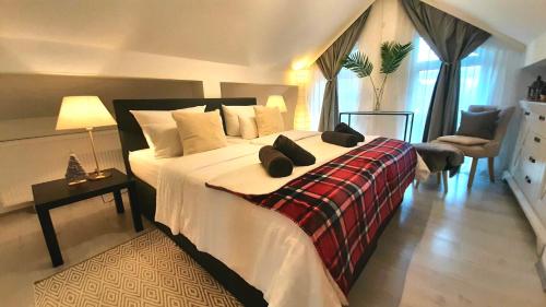 - une grande chambre avec un grand lit et des draps blancs dans l'établissement Stilvolles Design-Maisonette in Schiffweiler - 2 Etagen - Self-Check-in - 2 Parkplätze - WLAN - Balkon & Garten - ruhig gelegen - Nähe See & Wald - bis 7 Pers, à Schiffweiler