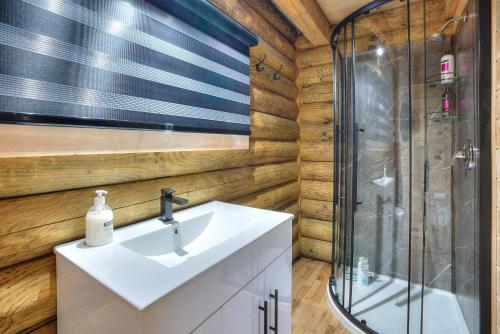 Ένα μπάνιο στο The Cozy Log Cabin with Private Hot Tub
