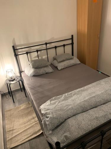 un lit avec deux oreillers dessus dans une chambre dans l'établissement chata Modrá, à Vinné