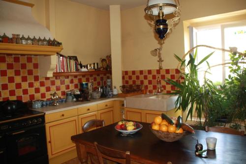 Virtuvė arba virtuvėlė apgyvendinimo įstaigoje La Maison bleue