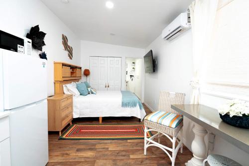 ein kleines Schlafzimmer mit einem Bett und einer Küche in der Unterkunft Rio retreat - Unit B in Miami