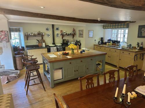 una cucina con isola al centro di una stanza di Finstock Manor a Finstock