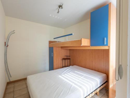 une petite chambre avec un lit et une douche dans l'établissement Green Garden blok 1 - 0105, à Miami Wijk