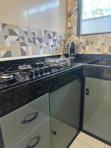 eine Küche mit Herd und Arbeitsplatte in der Unterkunft Casa dos Ventos countrym climate and sea breeze in Cabo Frio