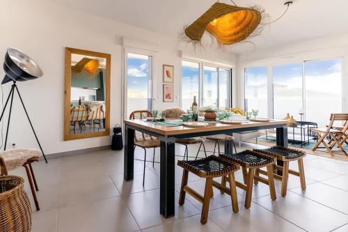 阿格德角L'horizon T4 vue mer rooftop balcon garages的有一张大桌子和几把椅子的餐厅