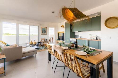 阿格德角L'horizon T4 vue mer rooftop balcon garages的配有桌椅的厨房和客厅