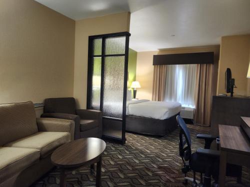 una camera d'albergo con un letto e un soggiorno di Baymont by Wyndham Jewett a Jewett