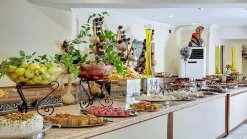 una linea a buffet con molti tipi diversi di cibo di Pirates Park Resort - All Inclusive a Kemer