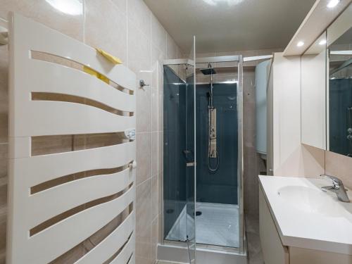 a bathroom with a shower and a sink at Franklin - 0101 in Middelkerke