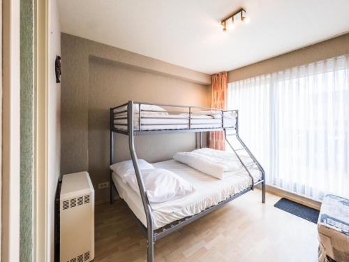 a bedroom with a bunk bed in a room at Franklin - 0101 in Middelkerke