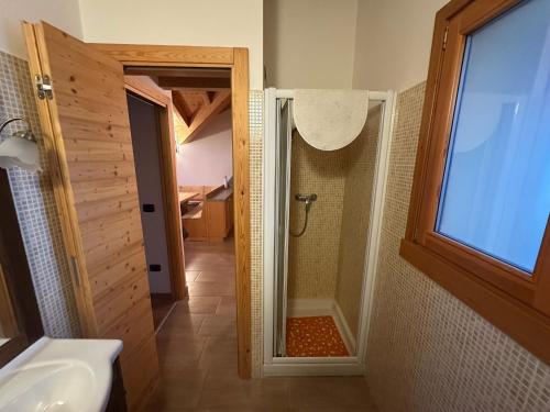 Ένα μπάνιο στο Cadore Accogliente Mansarda a 20m dalle Piste Aprica