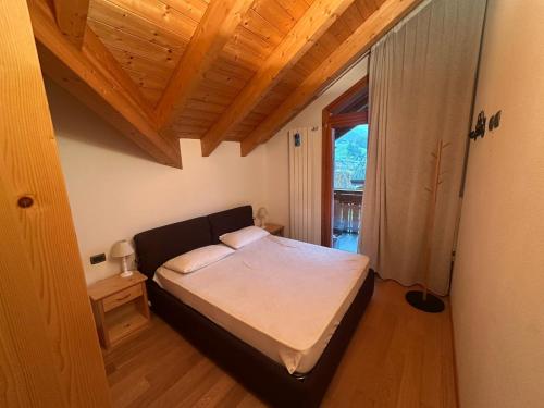 Ένα ή περισσότερα κρεβάτια σε δωμάτιο στο Cadore Accogliente Mansarda a 20m dalle Piste Aprica