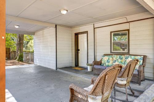 Et opholdsområde på New Listing with Sunny Bungalow, Near Rafting and Golf