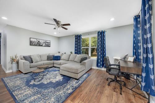 Et opholdsområde på New Listing with Sunny Bungalow, Near Rafting and Golf