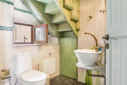 ハニア・タウンにあるPlaza Apartmentのトイレと洗面台付きのバスルーム