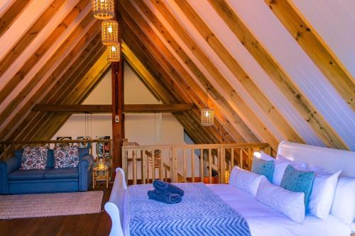 Postel nebo postele na pokoji v ubytování Magical Cabin in the Woods