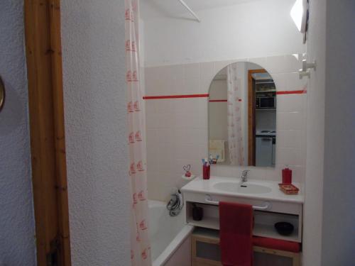 une salle de bain avec un lavabo et un miroir dans l'établissement Studio cosy 4 pers, proche télécabine & commerces - FR-1-561-42, à Valfréjus
