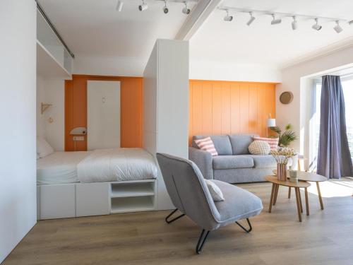 une chambre avec un lit, une chaise et un canapé dans l'établissement Carla - 0801B, à Miami Wijk