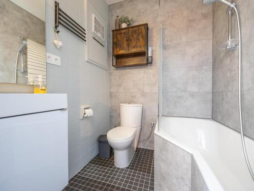une salle de bain avec toilettes, baignoire et lavabo dans l'établissement Carla - 0801B, à Miami Wijk
