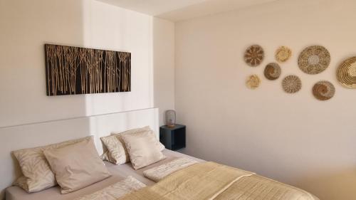 Postel nebo postele na pokoji v ubytování Traumhafte Gartenwohnung in Überlinger Hanglage - Zur goldenen Kiwi