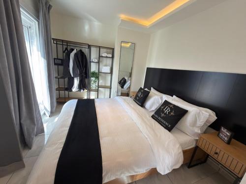En eller flere senge i et værelse på Drama Residence Luxury Stay In Drama
