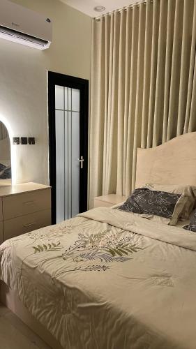 Postel nebo postele na pokoji v ubytování حائل