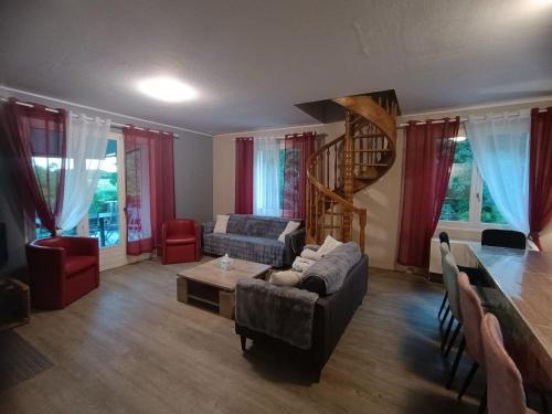 Gîte spacieux avec salle de jeux, tennis et cheminée, idéal pour familles et amis jusqu'à 15 pers. - FR-1-410-223