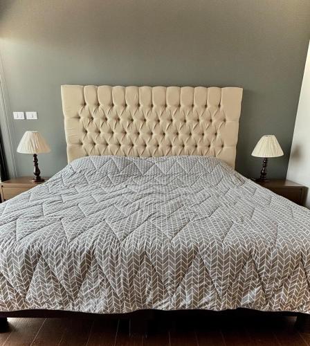 a bedroom with a large bed and two lamps at Departamento completo con balcon en Av Carranza in San Luis Potosí