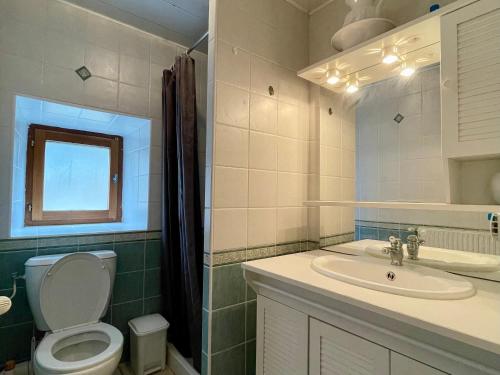 Koupelna v ubytování Ferme rénovée, 3 chambres, cheminée - FR-1-582-207