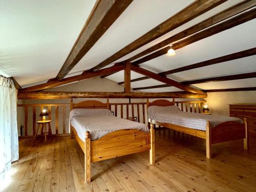 Postel nebo postele na pokoji v ubytování Ferme rénovée, 3 chambres, cheminée - FR-1-582-207