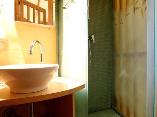 Koupelna v ubytování Petit moulin avec jardin, près des moulins et éoliennes - FR-1-582-213