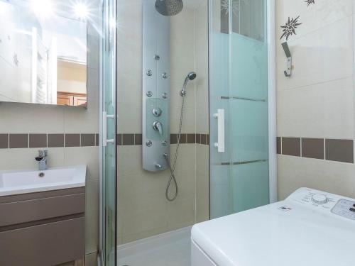 Ένα μπάνιο στο Appartement cosy pour 4 à Avoriaz avec vue sur la vallée - FR-1-314-117