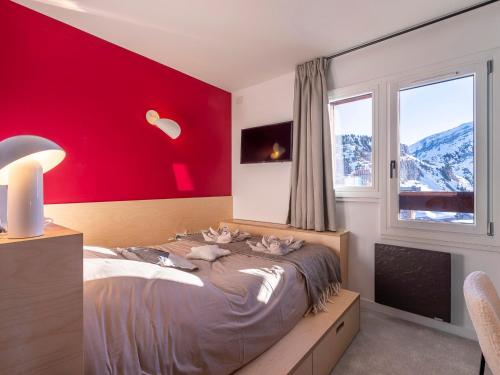 a bedroom with a red wall and a bed at Appartement chalet familial, 8 personnes, 3 balcons, proche pistes et commerces - FR-1-314-120 in Morzine