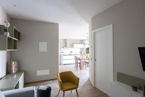 ein Wohnzimmer mit einer Couch und einem Sessel in der Unterkunft Profumo di LAGO - Il Lago incontra la tranquillità in Oggebio