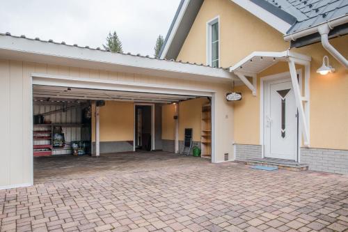 劳沙FH Ebermannsmühle Lauscha的砖车道房子里的车库