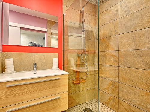 une salle de bain avec lavabo et douche dans l'établissement Studio cosy à Anse Marcel avec terrasse et climatisation - FR-1-734-47, à Anse-Marcel