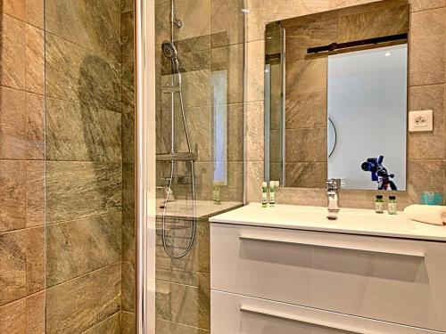 une salle de bain avec un lavabo et une douche avec un miroir dans l'établissement Studio à Anse Marcel avec Parking et Air Conditionné - FR-1-734-53, à Marigot