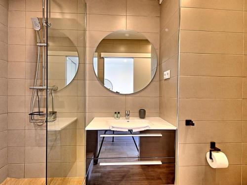 ein Badezimmer mit Waschbecken und Spiegel in der Unterkunft Studio à Anse Marcel avec Air Conditionné et Parking - FR-1-734-52 in Marigot