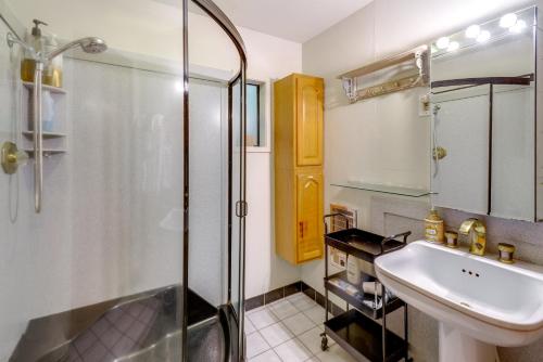 Ένα μπάνιο στο Steps to Beach Scenic Escape in Port Orchard!