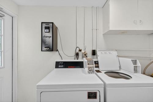 圣徒皮特海滩Park Shore Suites Unit 5的带洗碗机和洗衣机的厨房